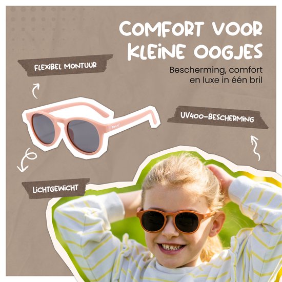 Jeune fille aux cheveux blonds porte des lunettes de soleil roses pour enfants avec protection UV400. Monture flexible.