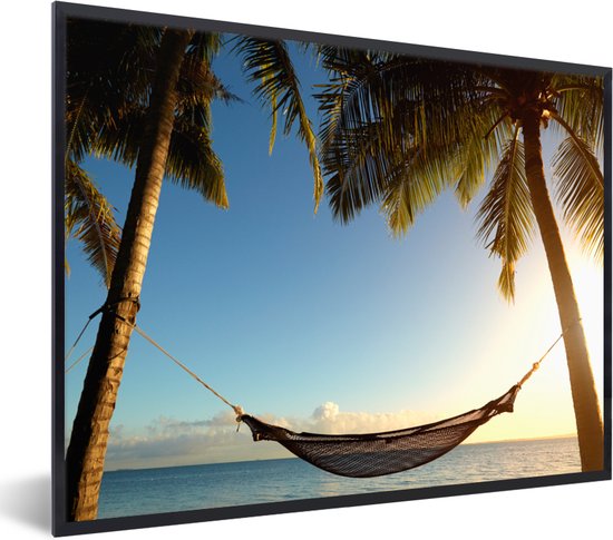 Photo encadrée - Palmiers sur une plage tropicale avec cadre photo hamac noir 80x60 cm - Affiche encadrée (Décoration murale salon / chambre) / Mer et plage
