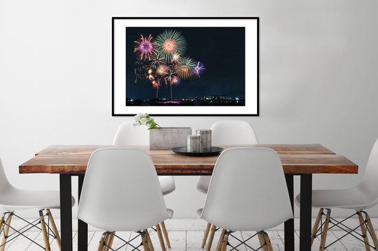 Photo en cadre - Une image de feu d'artifice dans une ville pendant le nieuw An Cadre photo noir avec passe-partout blanc grand 90x60 cm - Affiche sous cadre (Décoration murale salon / chambre)