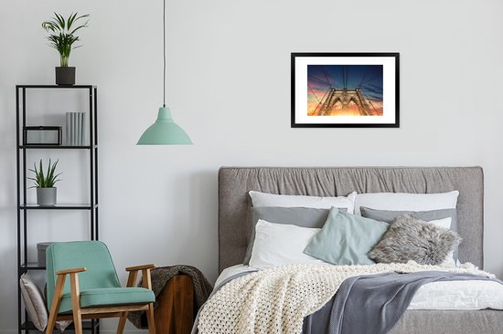 Photo en cadre - Le Bridge de Brooklyn avec un ciel coloré en Amérique cadre photo noir avec passe-partout blanc 60x40 cm - Affiche sous cadre (Décoration murale salon / chambre)