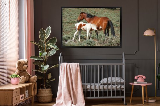 Cheval qui s'occupe de son poulain cadre photo noir sans passe partout