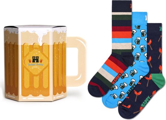Een bierpul-vormige geschenkdoos naast drie paar Happy Socks: gestreept, bierpul-print en rode vogeltjes-print.