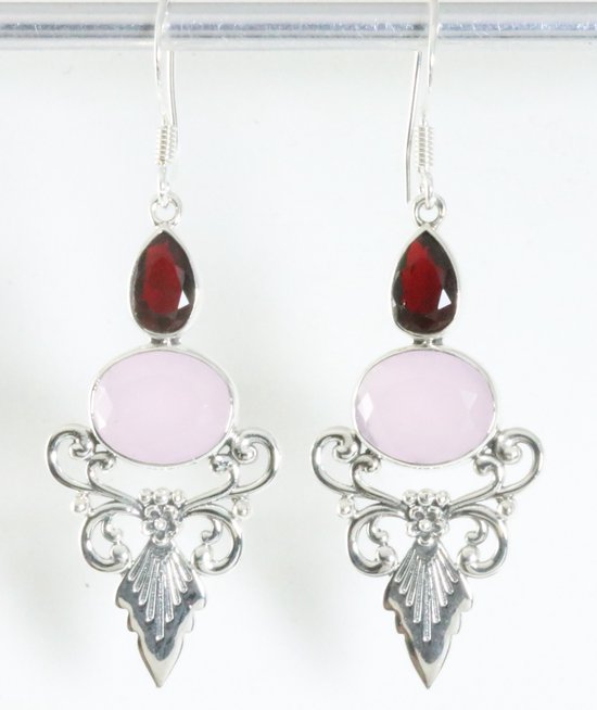 Lange zilveren oorbellen met rozenkwarts en granaat