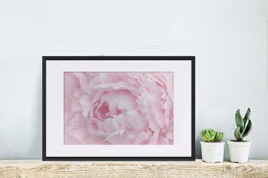 Photo en cadre - Gros plan et vue de dessus d'un cadre photo pivoine rose noir avec passe-partout blanc 60x40 cm - Affiche sous cadre (Décoration murale salon / chambre)