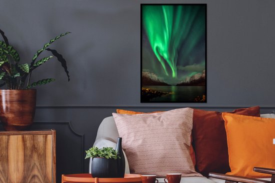 Aurores boréales entre les montagnes 40x60 cm