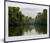 Fotolijst incl. Poster - Grote rivier tussen de bomen van het Nationaal park Corcovado in Costa Rica - 40x30 cm - Posterlijst
