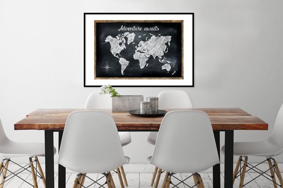 Carte du monde Witte avec des rayures sur un tableau noir et la citation Aventure vous attend 90x60 cm