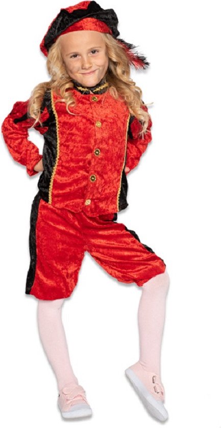 Kind in rood-zwart fluwelen Pietenkostuum met goudkleurige knopen, bijpassende baret met veer en witte maillot.