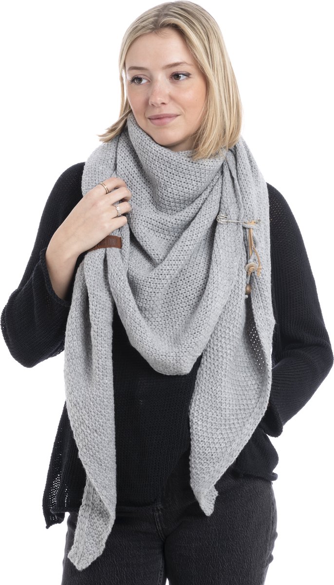 Knit Factory Coco Gebreide Omslagdoek - Driehoek Sjaal Dames - Dames sjaal - Wintersjaal - Stola - Wollen sjaal - Grijze sjaal - Licht Grijs - 190x85 cm - Inclusief sierspeld