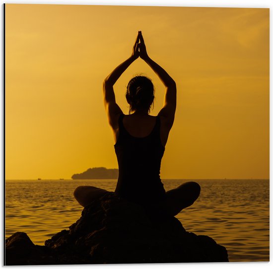 Dibond - Vrouw in Yogapositie op Rots aan het Strand - 50x50 cm Foto op Aluminium (Met Ophangsysteem)