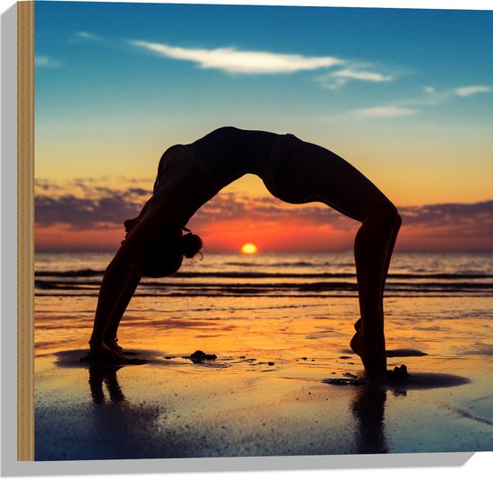 Hout - Vrouw in Yoga Positie op het Strand bij Ondergaande Zon - 50x50 cm - 9 mm dik - Foto op Hout (Met Ophangsysteem)