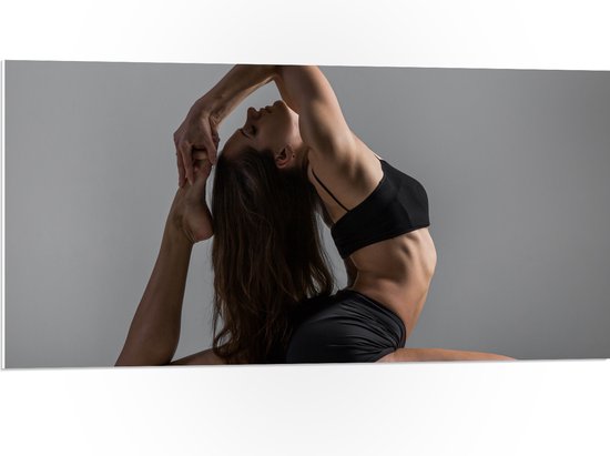 PVC Schuimplaat- Vrouw in Yoga Positie voor Witte Muur - 100x50 cm Foto op PVC Schuimplaat