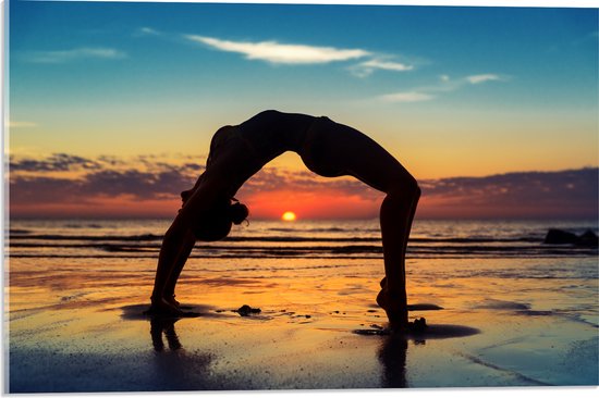 Acrylglas - Vrouw in Yoga Positie op het Strand bij Ondergaande Zon - 60x40 cm Foto op Acrylglas (Met Ophangsysteem)