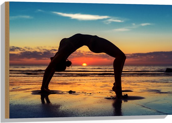 Hout - Vrouw in Yoga Positie op het Strand bij Ondergaande Zon - 75x50 cm - 9 mm dik - Foto op Hout (Met Ophangsysteem)