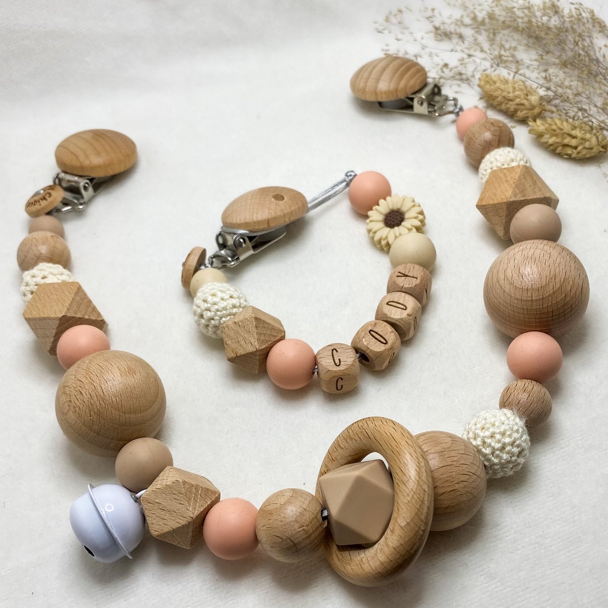 Goedkoopste Baby Chique Uden | Speenkoord met naam en Wagenspanner | Roze Beige Flower | Kraamcadeau | Babyshower | Babygym | Baby born | Gepersonaliseerd