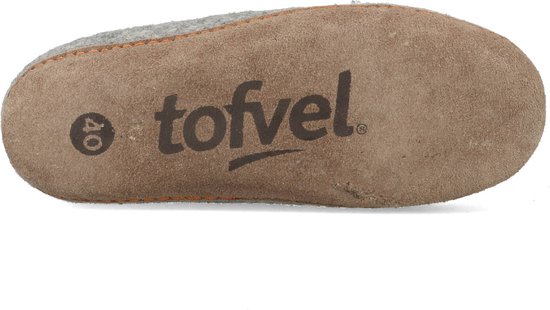 Zool van een lichtgrijze Tofvel slof, met 'tofvel' logo en maat 40.
