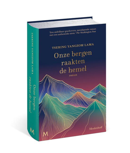 Gesloten boek, gezien vanuit een hoek, met op de cover gestileerde bergen in groen, blauw, oranje en paars met gouden lijnen. Titel: Onze bergen raakten de hemel.