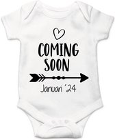 Soft Touch Rompertje met Tekst - Coming soon Januari '24 - Zwangerschaps aankondiging - wit/zwart | Baby rompertje met leuke tekst | | kraamcadeau | 0 tot 3 maanden | GRATIS verzending