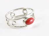Fijne opengewerkte zilveren ring met rode koraal steen - maat 19