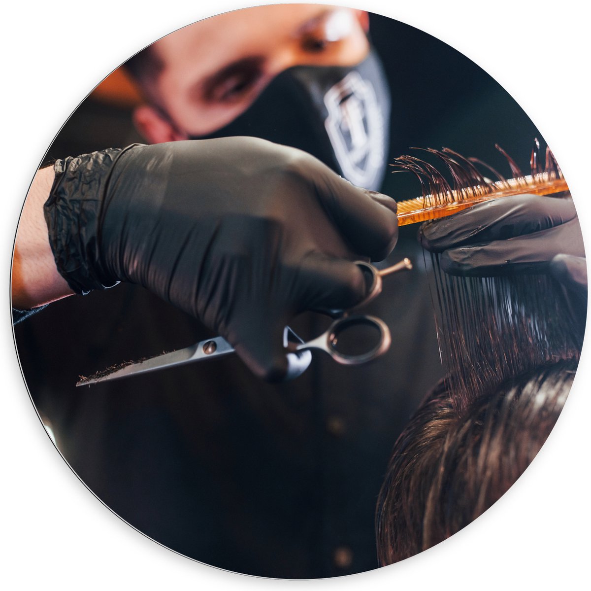 Dibond Muurcirkel - Barbier aan het Werk in Salon - 100x100 cm Foto op Aluminium Muurcirkel (met ophangsysteem)
