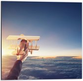 Dibond - Zweefvliegtuig in Hand boven de Wolken bij de Felle Zon - 50x50 cm Foto op Aluminium (Met Ophangsysteem)