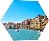 PVC Schuimplaat Hexagon - Wateren van Venetië bij Gekleurde Huisjes - 50x43.5 cm Foto op Hexagon (Met Ophangsysteem)