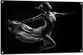 Tuinposter – Ballerina Meisje aan het Dansen (Zwart-wit) - 105x70 cm Foto op Tuinposter (wanddecoratie voor buiten en binnen)