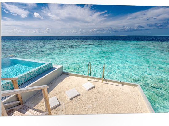 PVC Schuimplaat- Zwembad boven Tropisch Blauwe Zee in Luxe Vakantieverblijf - 105x70 cm Foto op PVC Schuimplaat