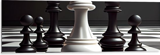 Dibond - Zwarte Schaakstukken om Witte Koning op Schaakbord (Zwart-wit) - 120x40 cm Foto op Aluminium (Met Ophangsysteem)