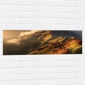 Muursticker - Wolken bij Top van de Berg - 90x30 cm Foto op Muursticker