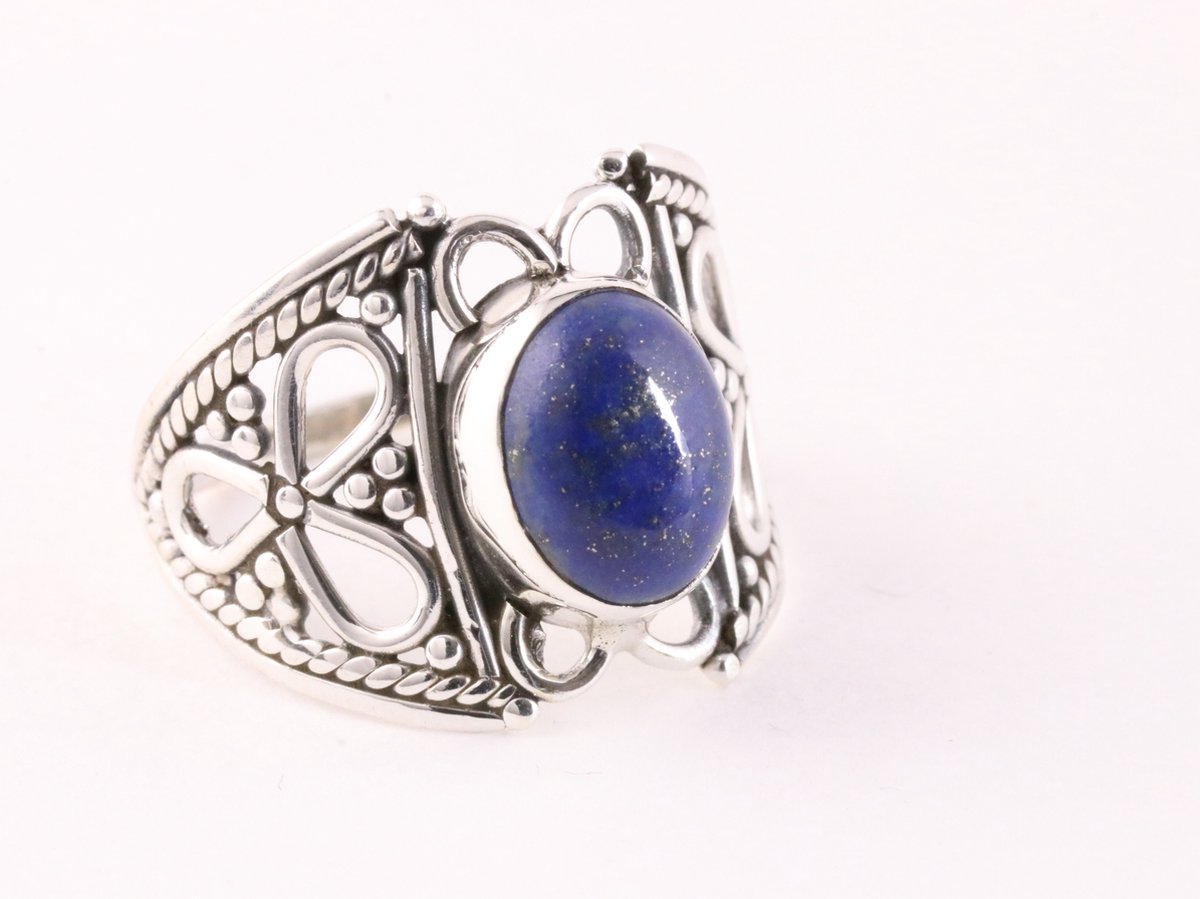 Opengewerkte zilveren ring met lapis lazuli - maat 20