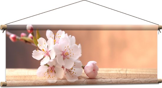 Textielposter - Licht Roze Sakura Bloemen op Houten Plank - 90x30 cm Foto op Textiel
