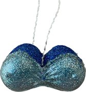 Crazy kerstboomhanger in de vorm van borsten / tieten. Deze kan je in de kerstboom hangen als decoratie en als kunstobject. Kleur transparant blauw met blauwe glitter