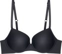 Zwarte push-up beha met voorgevormde cups en verstelbare bandjes op witte achtergrond.