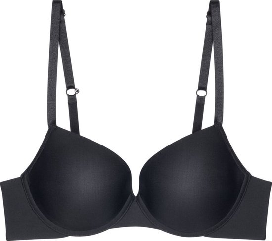 Zwarte push-up beha met voorgevormde cups en verstelbare bandjes op witte achtergrond.