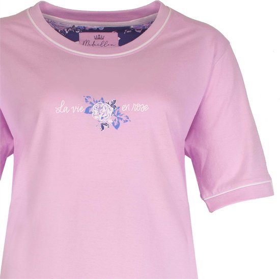 Lichtroze T-shirt met ronde hals, korte mouwen en de tekst "La vie en rose" met een bloemenprint op de borst.