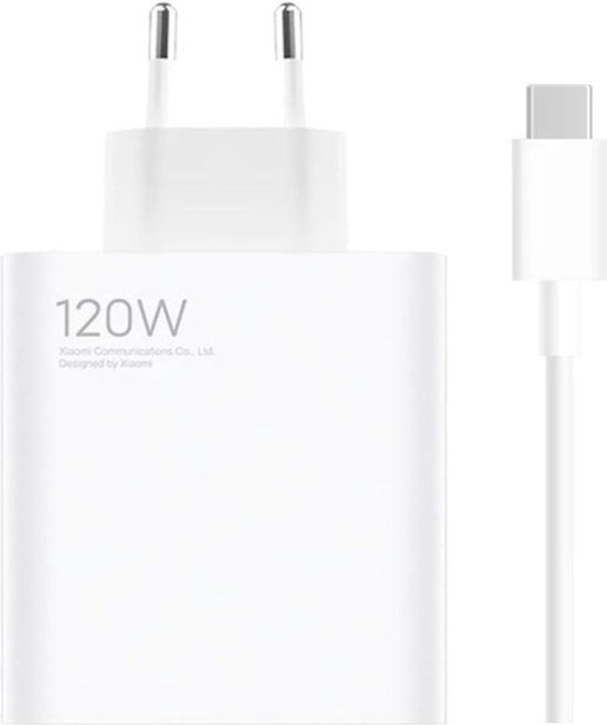 Chargeur blanc 120W avec le texte 'Xiaomi Communications Co., Ltd. Designed by Xiaomi' et un câble USB-C blanc.