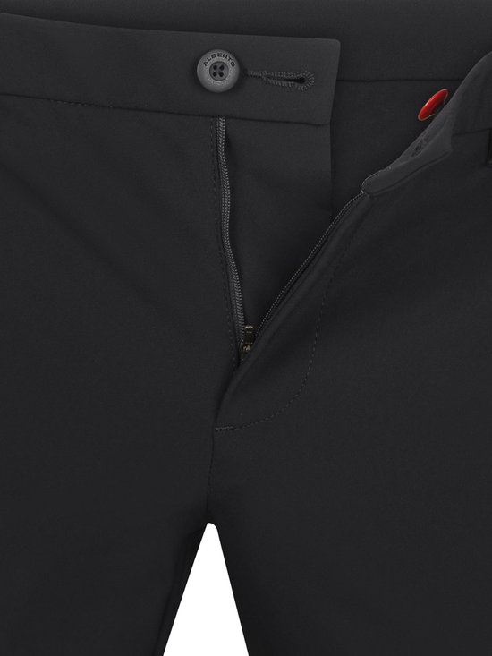 Sluiting van een zwarte chino broek met knoop, ritssluiting en het ALBERTO logo.