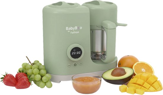 Mintgroene BabyBoo voedselmaker met aardbeien, druiven, avocado, sinaasappel, mango en kommetje puree. Zwarte achtergrond.