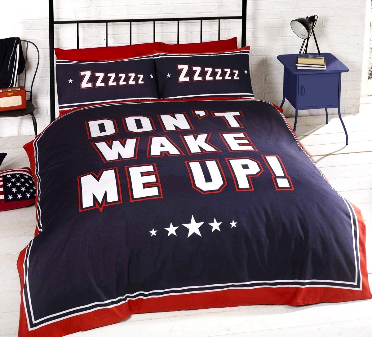2-persoons dekbedovertrek (dekbed hoes) “don’t wake me up” donkerblauw (navy blauw) met rood – witte tekst en sterren / sterretjes (achterzijde gestreept) tweepersoons 200 x 200 cm (stoer slaapkamer beddengoed tieners)
