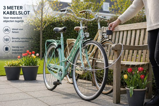 Zilveren staalkabel met zwart hangslot om twee fietsen aan een houten bankje te beveiligen.
