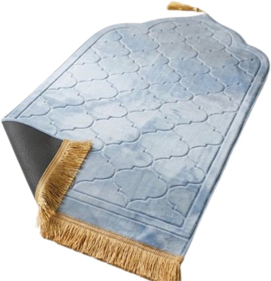 Tapis de prière bleu clair avec frange dorée, motif arabe et envers gris foncé.