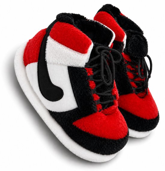 Une paire de pantoufles sneakers en peluche rouge, blanche et noire avec des lacets noirs.