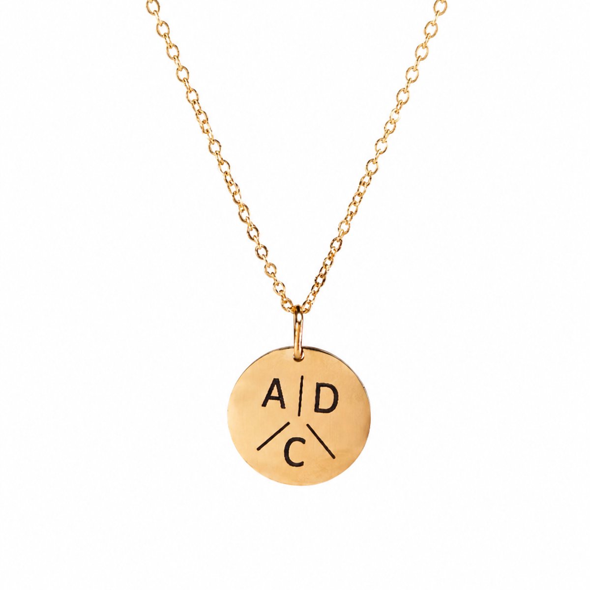 Engravia by Derya – Gepersonaliseerde initialen ketting – RVS goudkleurig – Cadeau voor vriendin / moeder - Elegant & modern design- Dames sieraad- Perfect cadeau voor haar – 15 mm hanger