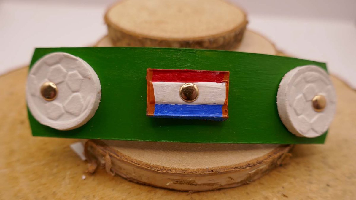 Groen haarclip met witte voetballen en Nederlandse vlag rood, wit, blauw - handgemaakte leren haarclip Nederlandse vlag - prachtige haarclip WK 2026 voetbal toernooi - handgemaakte haarclip voor een grote of kleine voetbal fan