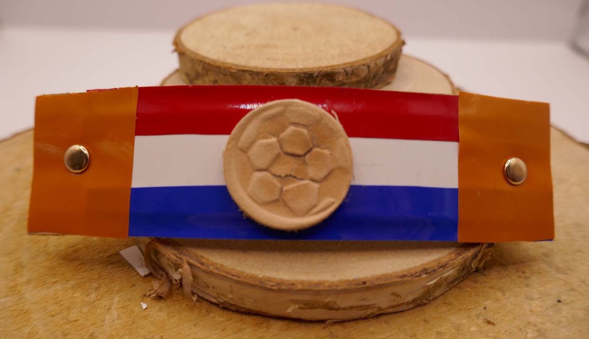 WK 2026 haarclip oranje met Nederlandse vlag voetbal erop - haarclip voetbal oranje, rood, wit, blauw - voetbal toernooi haaraccessoires - Nederlandse haarclip - handgemaakte wk haarclip - unieke leuke voetbal haarsieraden voor WK 2026