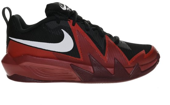 Zwarte Nike schoen met rode wigvormige accenten en witte swoosh.