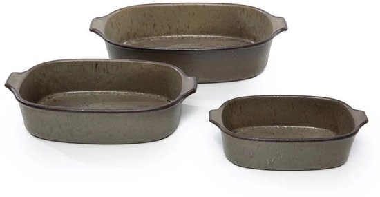 Drie groene, ovale ovenschalen van verschillende groottes, in elkaar geplaatst.