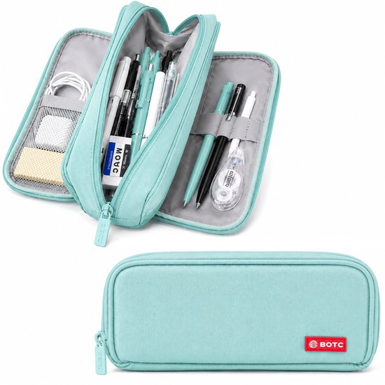 Trousse vert menthe, ouverte et fermée, remplie de divers stylos et fournitures scolaires.