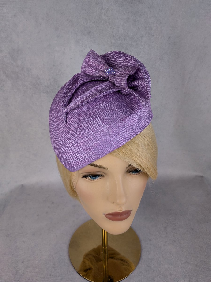 Creaciones Hoeden Collectie – Fascinator – Viscose paars – Strik met kunstparels – Universele maat – Handgemaakt en Uniek